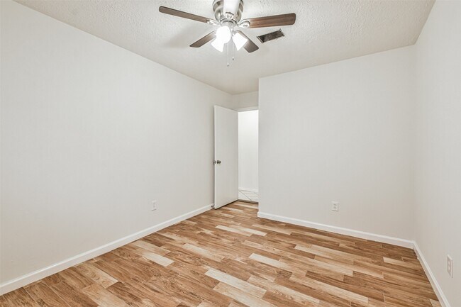 Building Photo - 5518 Ashgate Dr