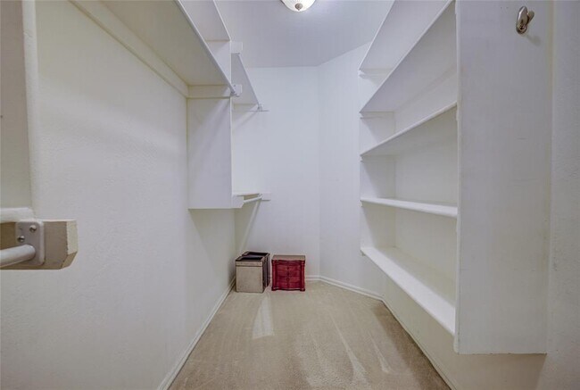 Building Photo - 913 Elm Creek Dr