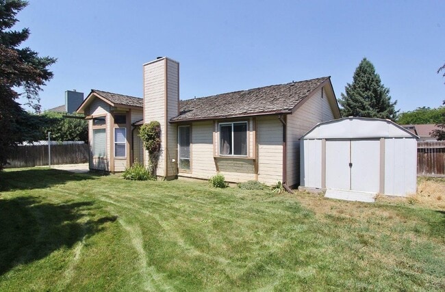 Building Photo - 12053 W Hickory Dr