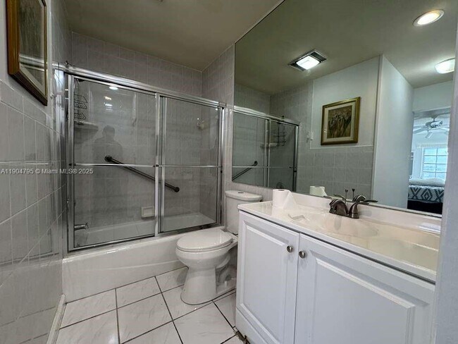 Building Photo - 6253 Bay Club Dr