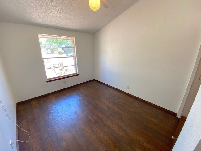 Building Photo - Northeast El Paso 3bed/2bath with Mountain...