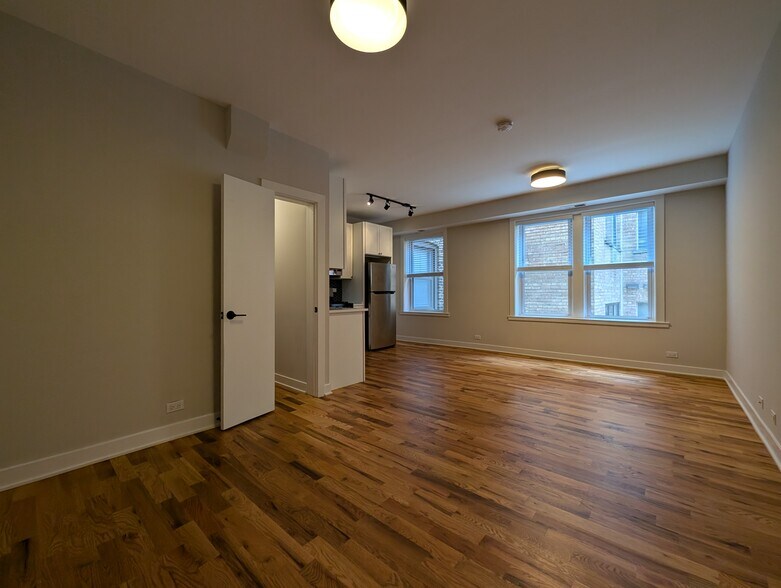 Building Photo - 650 W Wrightwood Ave