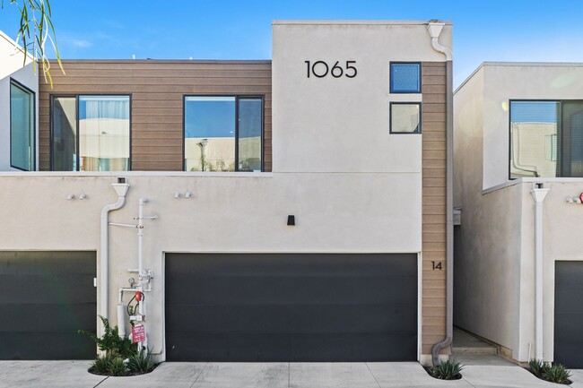 Building Photo - Beautiful upgraded 3 bedroom townhome with 2 car garage!