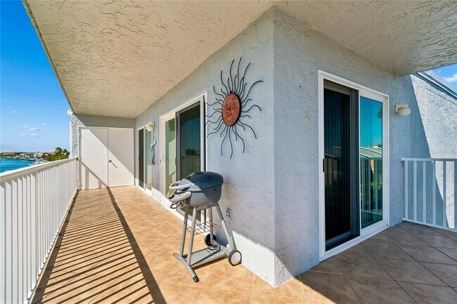Building Photo - 719 Pinellas Bayway S