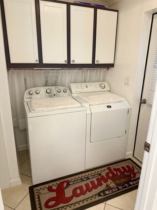 Building Photo - Spacious 3BR Single-Family Home Near Downtown Naples & Beaches