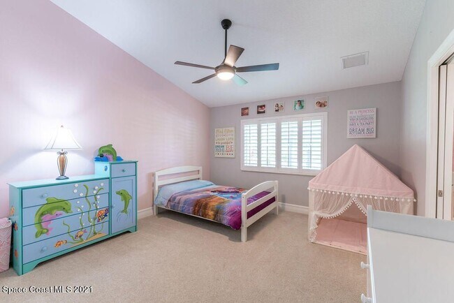 Building Photo - Gorgeous views from this 3 bedroom, 2.5 ba...