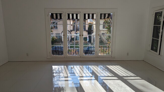 Building Photo - 158 S Sycamore Ave