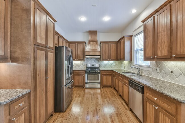 Building Photo - 1030 W 16th St