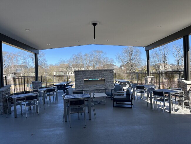 Building Photo - "Charming 3-Bedroom Townhouse with 2.5 Baths on Riverbrook Drive – Your Perfect Gallatin Retreat!"