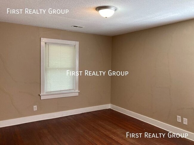 Building Photo - 1102 Beaumont-