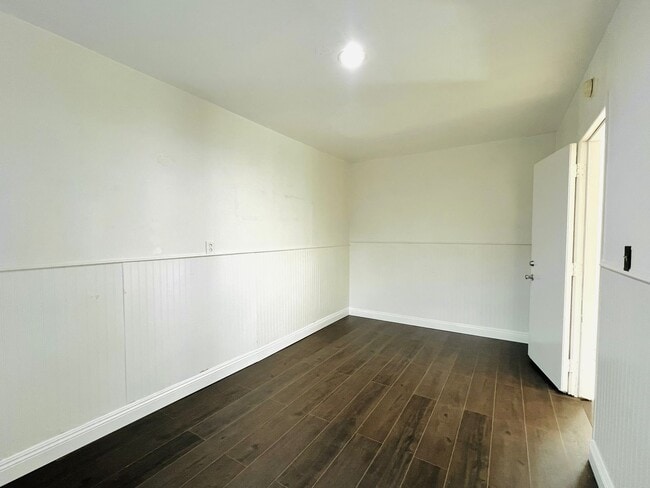 Building Photo - North Ave 49