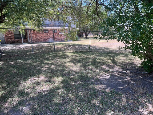 Building Photo - 2 bedroom/1 bathroom Duplex