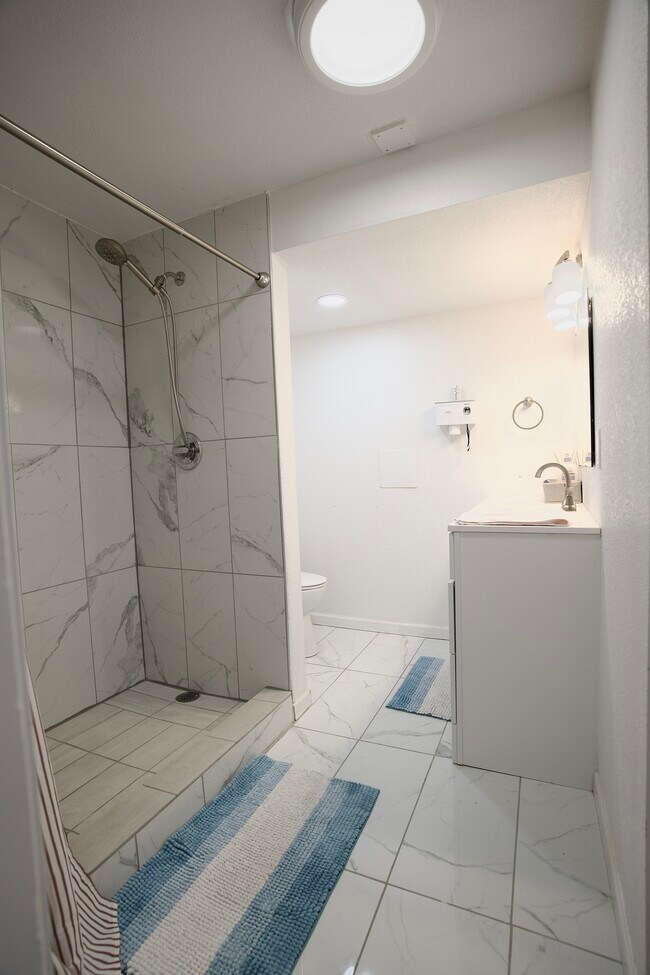 Building Photo - 303 Quebec St