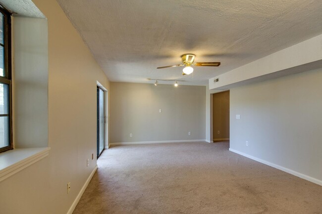 Building Photo - Spacious Living In the Heart of Hendersonv...