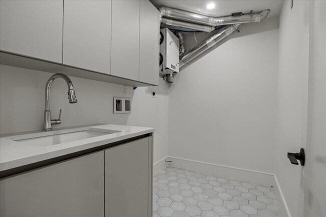Building Photo - 116 Thorndike St