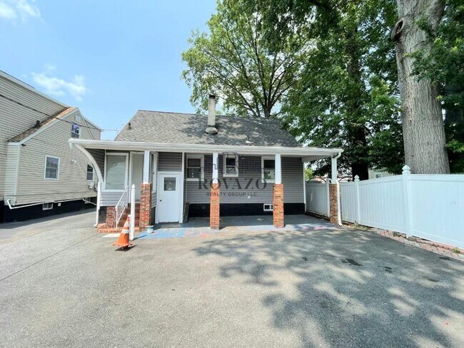 Building Photo - 832 Essex Ave