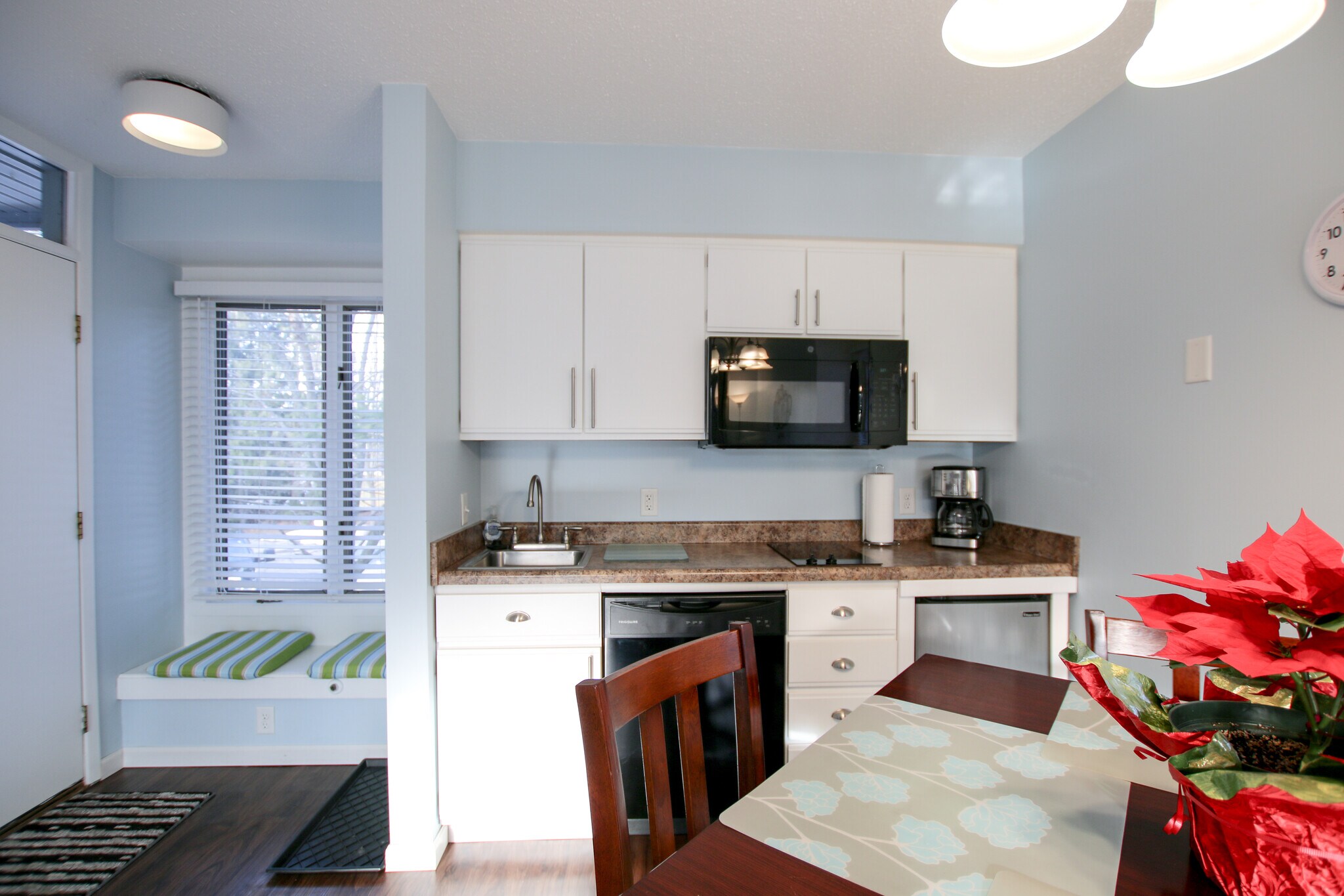 Building Photo - 5713 Creeks Crossing N