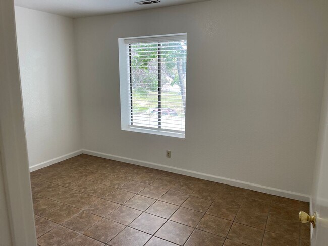 Building Photo - Fresh & Clean 3br with views