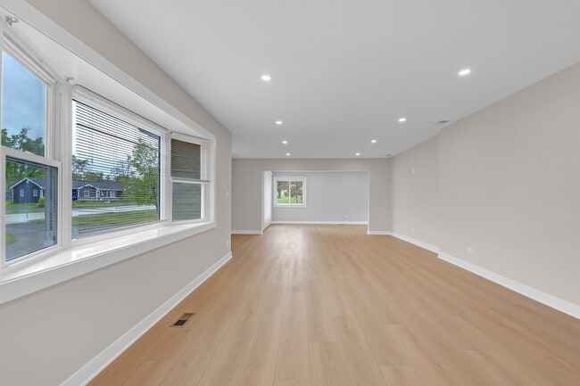 Building Photo - 1055 N Bluebonnet Ln