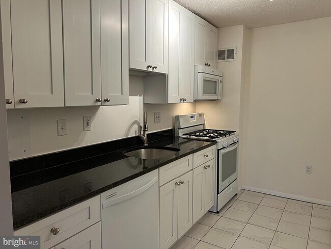 Building Photo - 1225 Martha Custis Dr