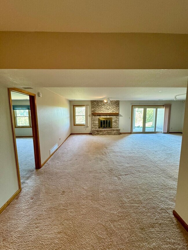 Building Photo - Well Maintained 3 bedroom end unit Townhom...
