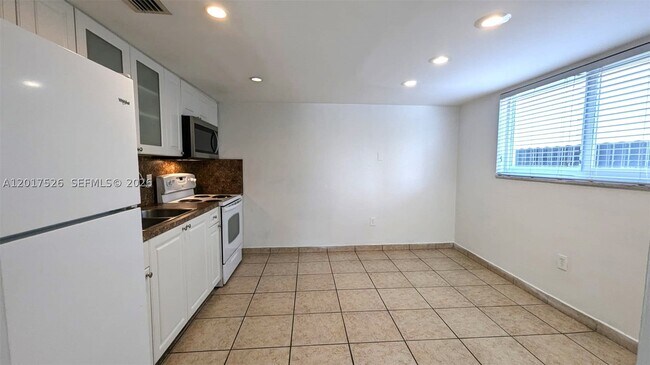 Building Photo - 3525 SW 25th St
