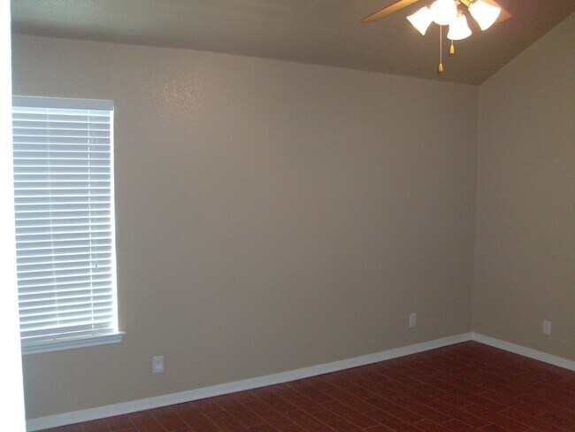 Building Photo - Charming Duplex with Great Features & Loca...