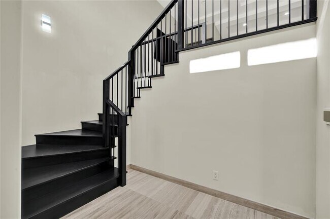 Building Photo - 425 N Ocean Blvd