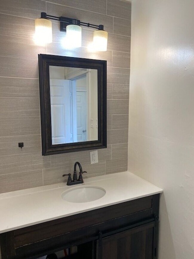 Building Photo - Spacious Home in Shasta Lake City!!