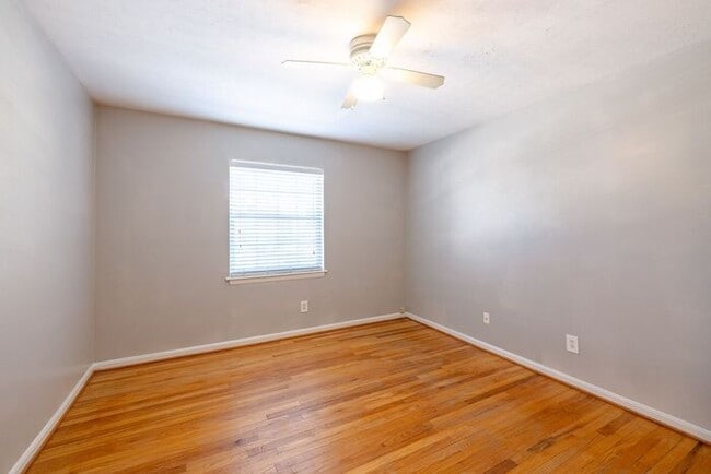 Building Photo - 950 Sq Ft 2 Bedroom Apartment in Buckhead | Second-Floor Rental at Peachtree Hills Court – Atlant...