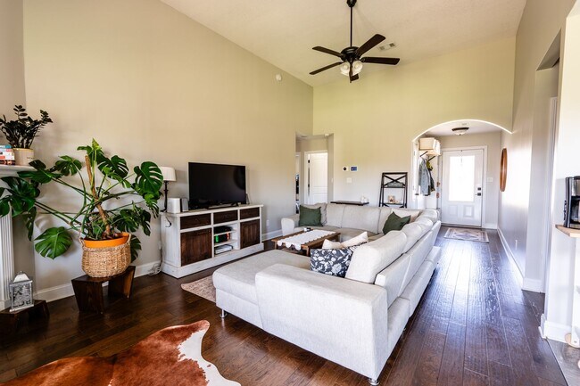 Building Photo - Pet Friendly Three Bedroom!