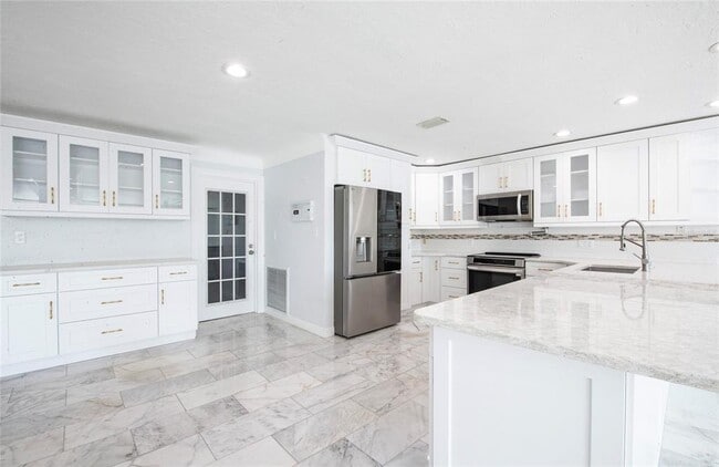 Building Photo - 551 Crystal Dr