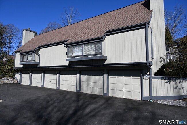 Building Photo - 922 Heritage Vlg