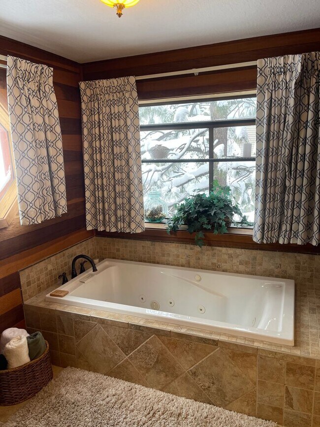 Building Photo - Beautiful furnished house in Stateline available now!