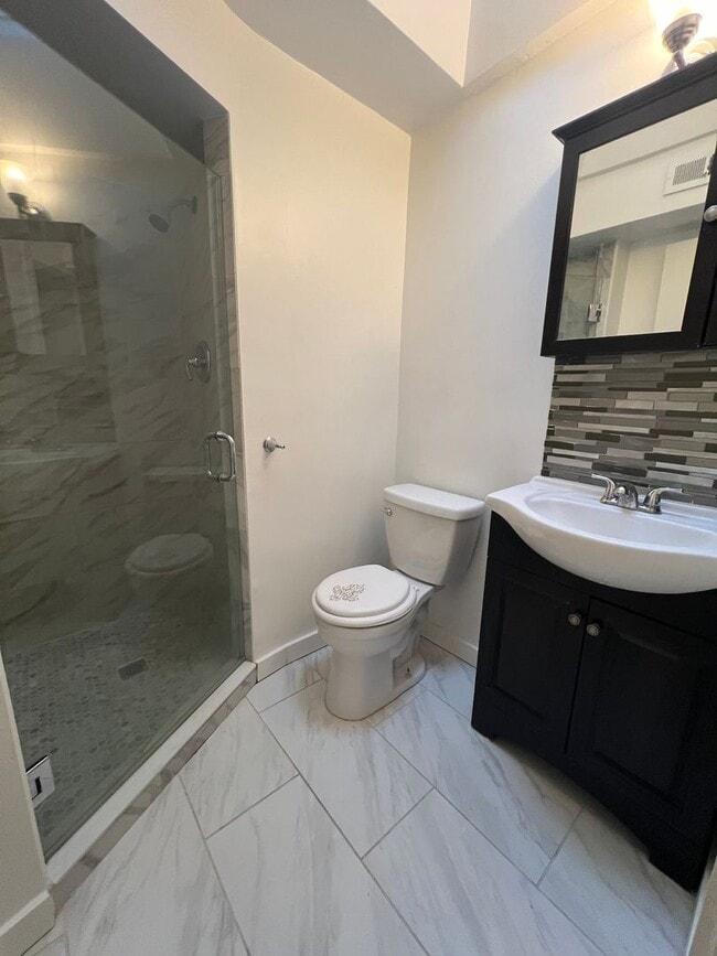 Building Photo - Stunning 3-Bedroom Townhome in Overbrook Park with Finished Basement! Available mid-March!