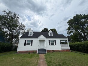 Building Photo - 4-bedroom 2 full bathroom cape for rent