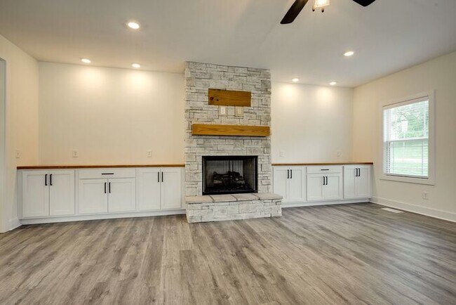 Building Photo - 420 Stonemeadow Rd