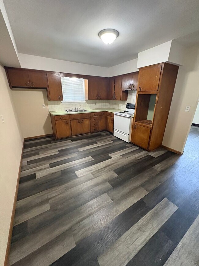 Building Photo - WOW! Look at this property ! You cant beat this price!