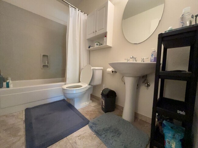 Building Photo - 3 bedroom North Davis townhome available f...