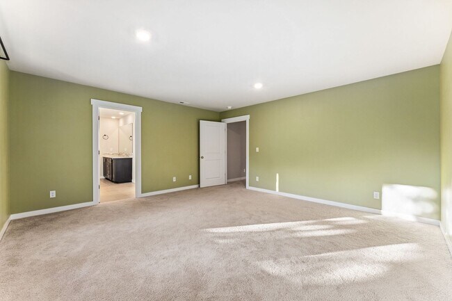 Building Photo - Modern 5-Bedroom, 3 bath home in Port Orchards Stetson Heights Neighborhood