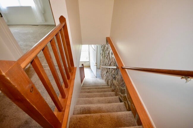 Building Photo - 2590 Townhouse Dr SE