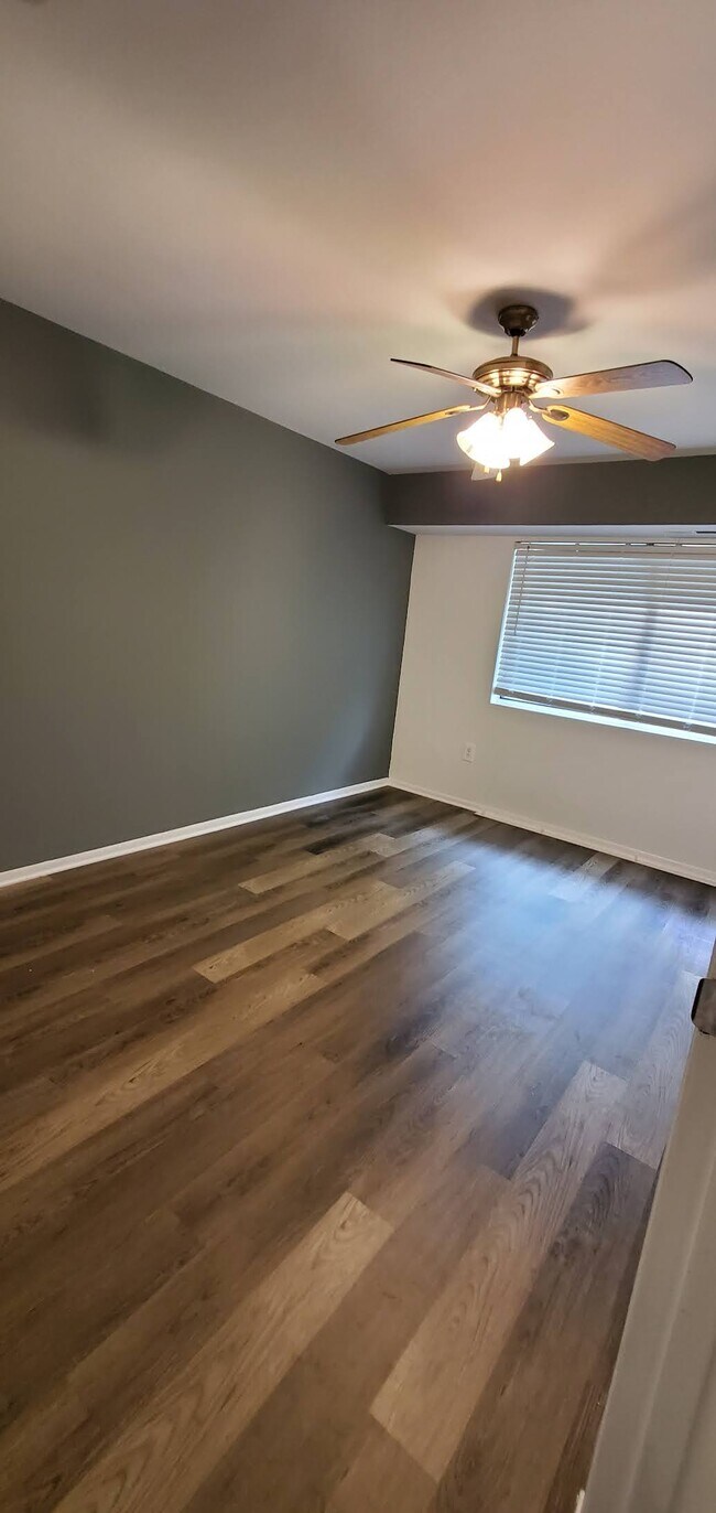 Building Photo - 707 Meadowview Ln