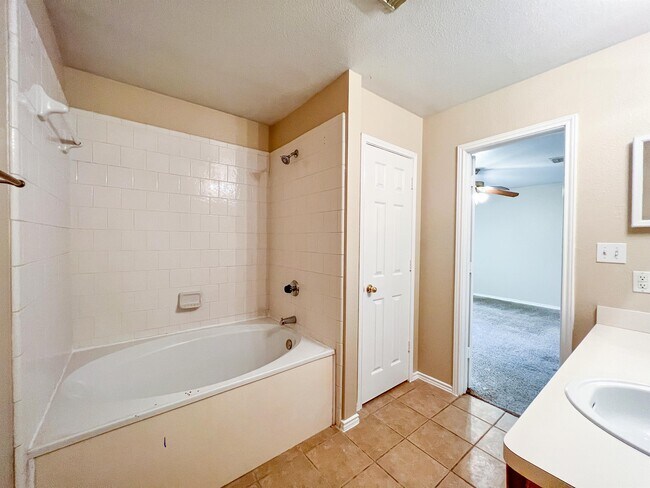 Building Photo - 1632 Sunnycrest Cir
