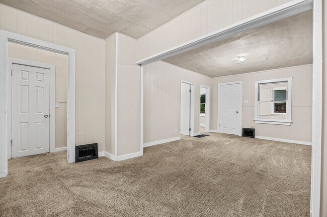 Building Photo - 3 Bedroom 1 Bath 2 Stall Detached Garage