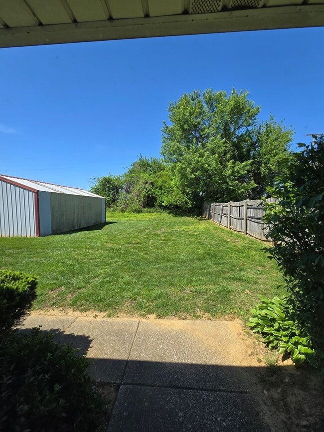 Building Photo - Thompson Dr