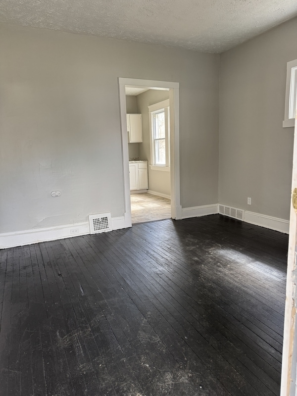 Building Photo - 2927 E 126th St