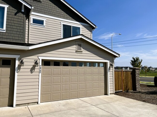 Building Photo - Modern Luxury Meets Convenience in Hillsboro