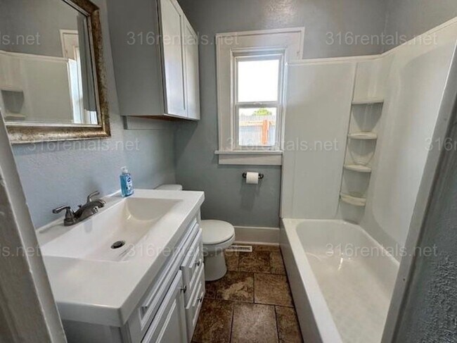 Building Photo - $1,249 - 3 bedroom / 1 bathroom - Single Family Home