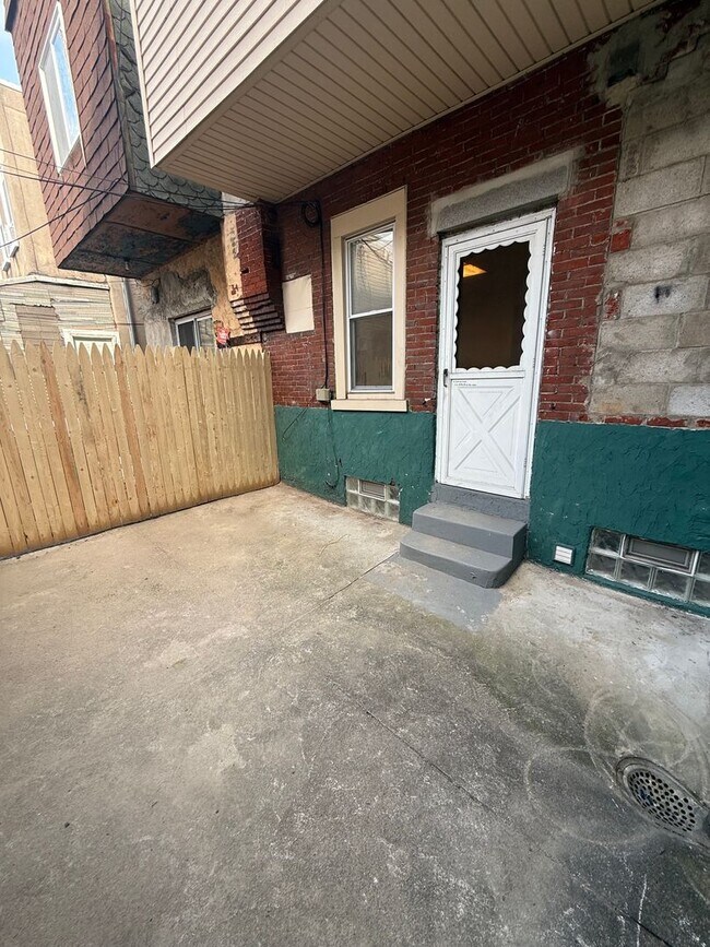 Building Photo - 2246 S 15th St
