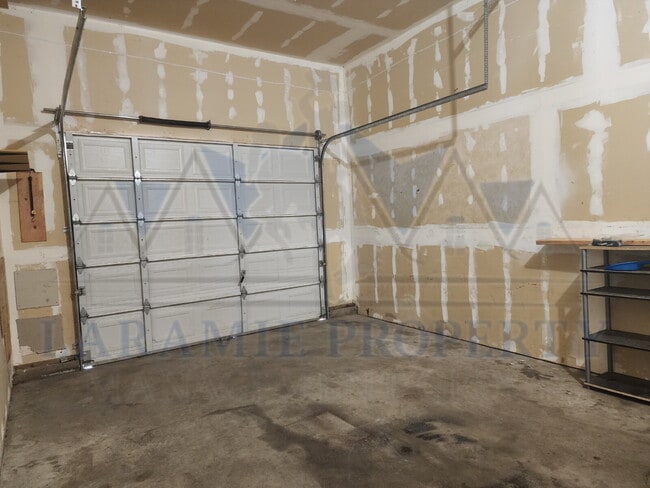 Building Photo - 3 Bedroom 2 Bathroom Apartment